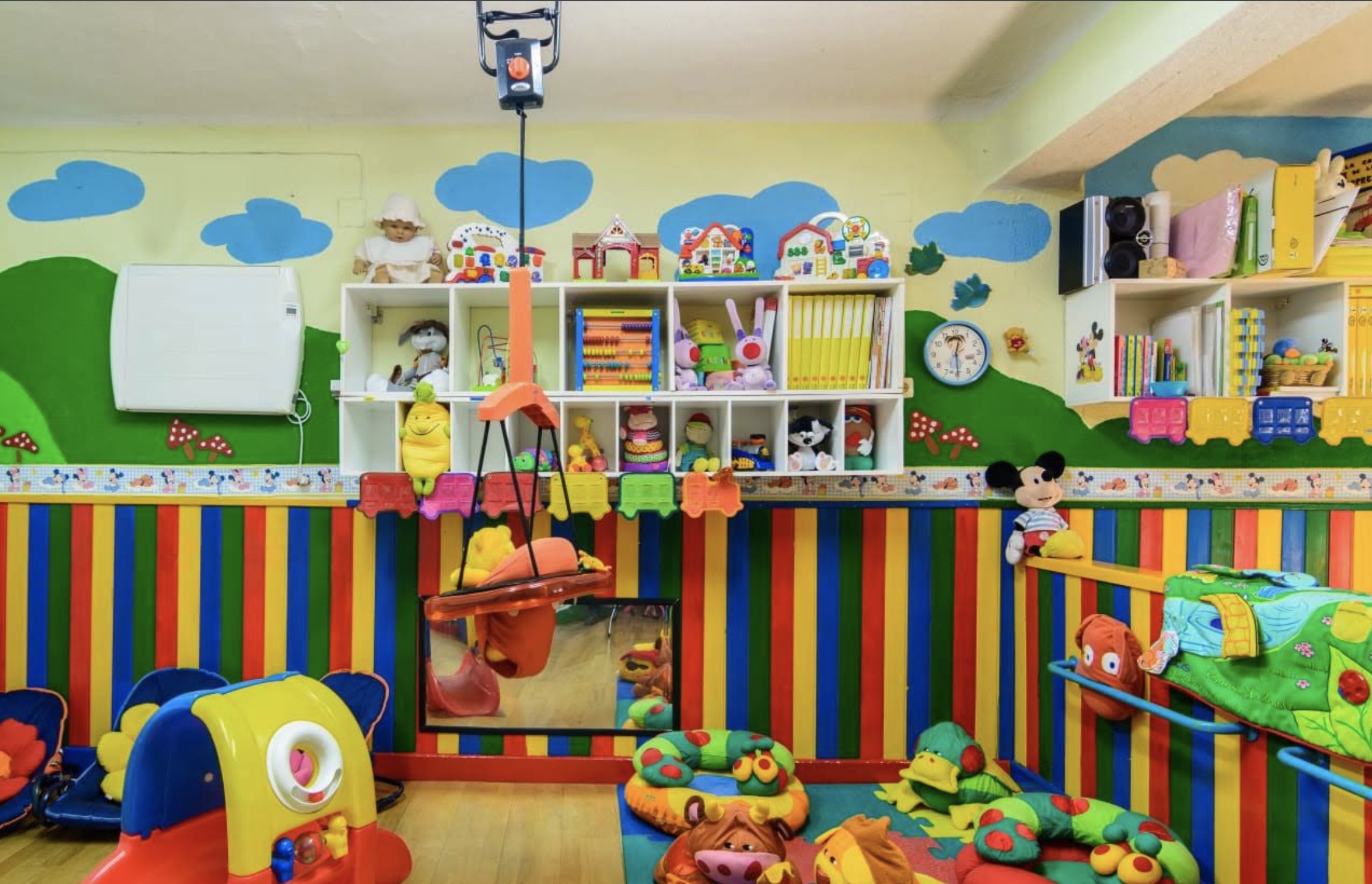 Aula de Arcoíris Centro Infantil con zona de juego