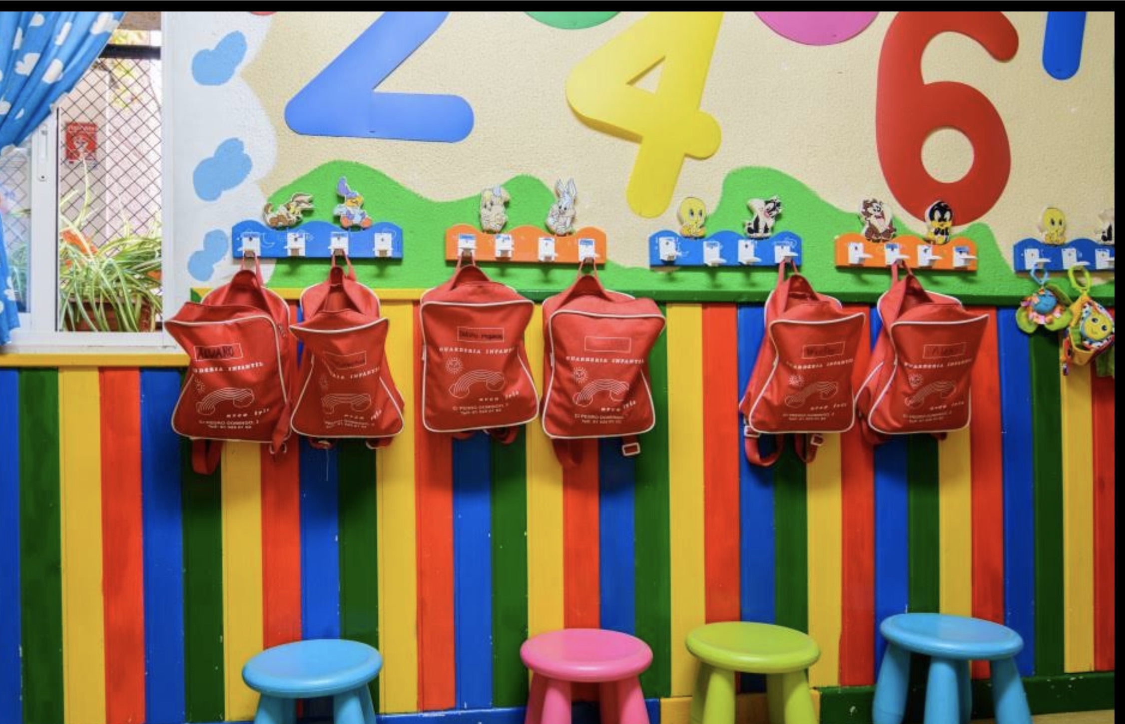 Percheros y zona de entrada del centro infantil